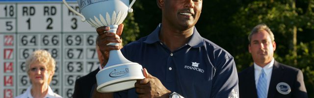 Erneut erfolgreich: Vijay Singh Erneut erfolgreich: Vijay Singh NORTON, MA - SEPTEMBER 01:  Vijay Singh of Fiji Islands holds the champion's trophy after the final  round of the Deutsche Bank Championship at TPC of Boston held on September 1, 2008 in Norton, Massachusetts.  (Photo by Michael Cohen/Getty Images)
