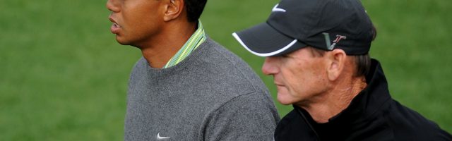 Tiger Woods und Hank Haney am Sonntag beim Training in Augusta. Tiger Woods und Hank Haney am Sonntag beim Training in Augusta. AUGUSTA, GA - APRIL 06:  (L-R) Tiger Woods and his swing coacch Hank Haney look on during a practice round prior to the 2009 Masters Tournament at Augusta National Golf Club on April 6, 2009 in Augusta, Georgia.  (Photo by Harry How/Getty Images)