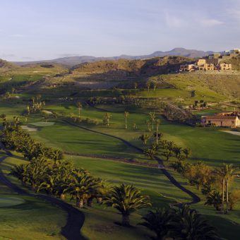 Panoramablick von der Clubhausterrasse auf den Südplatz des Salobre Golf & Resort.