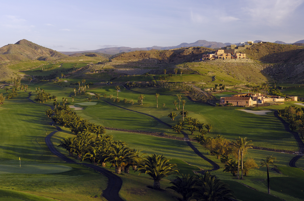 Panoramablick von der Clubhausterrasse auf den Südplatz des Salobre Golf & Resort.