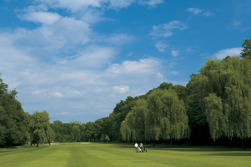 Markenzeichen des Platzes sind seine von Trauerweiden gesäumten Fairwayschluchten.