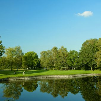 Das schmalste und am besten verteidigte Grün des Platzes an der A2 (Par 4