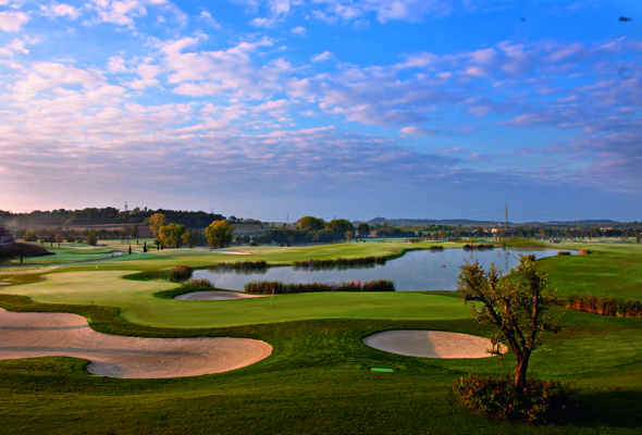 Chervò Golf San Vigilio: Vom erhöhten Aussichtspunkt des Clubhauses fingen wir am frühen Morgen dieses noch taubedeckte Doppelgrün ein.