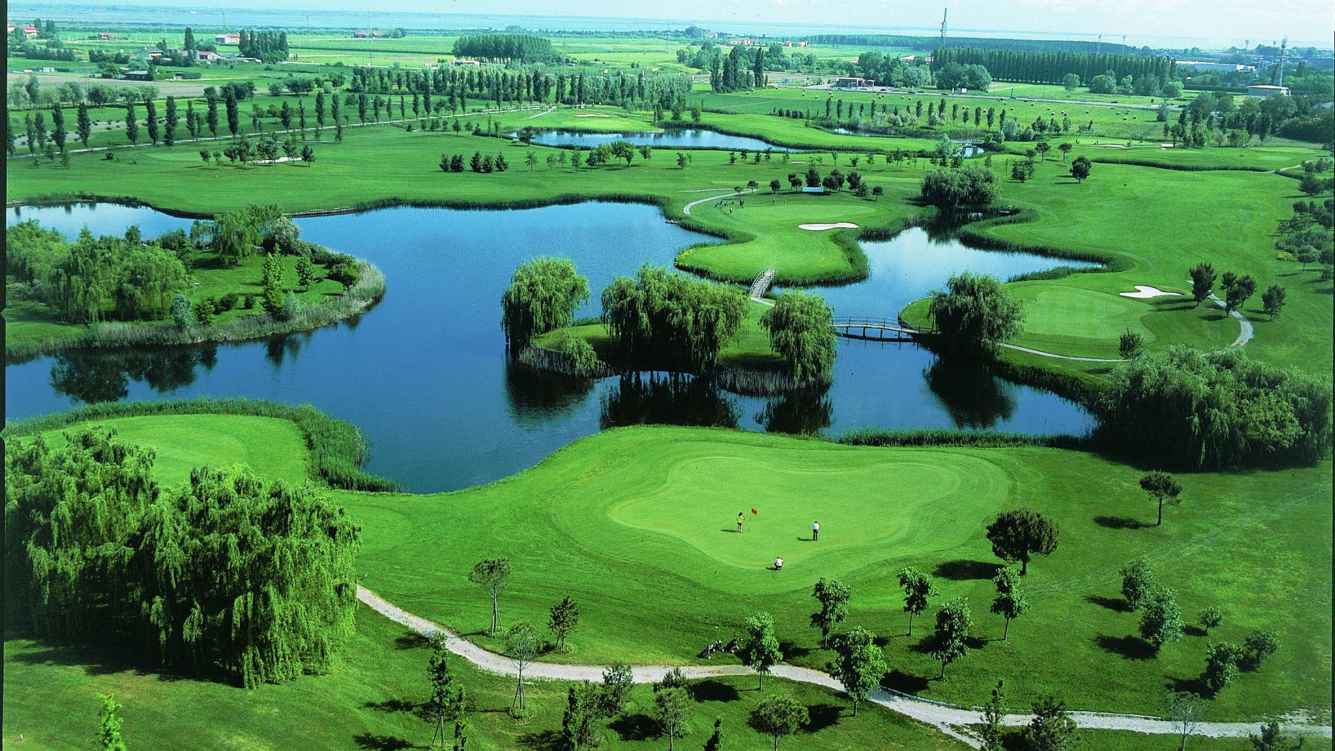 Golf Club Lignano  viel Wasser prägt den Platz.