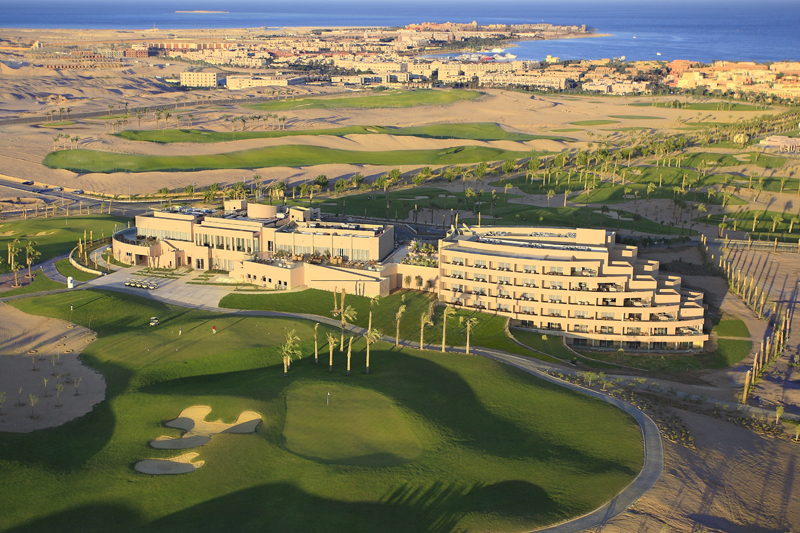 Madinat Makadi  im Vordergrund das 18. Grün des Championshipplatzes direkt vor dem neuen Golfhotel. Im Hintergrund die Makadi Bucht am Roten Meer.