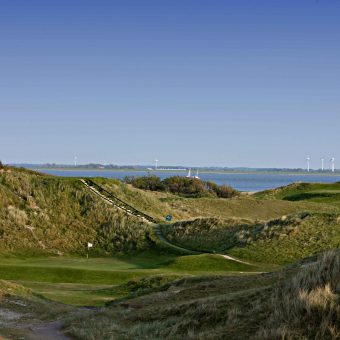 GC Norderney  vom erhöhten Abschlag genießt man einen herrlichen Blick aufs 5. und 1. Grün (rechts) - und das Wattenmeer.