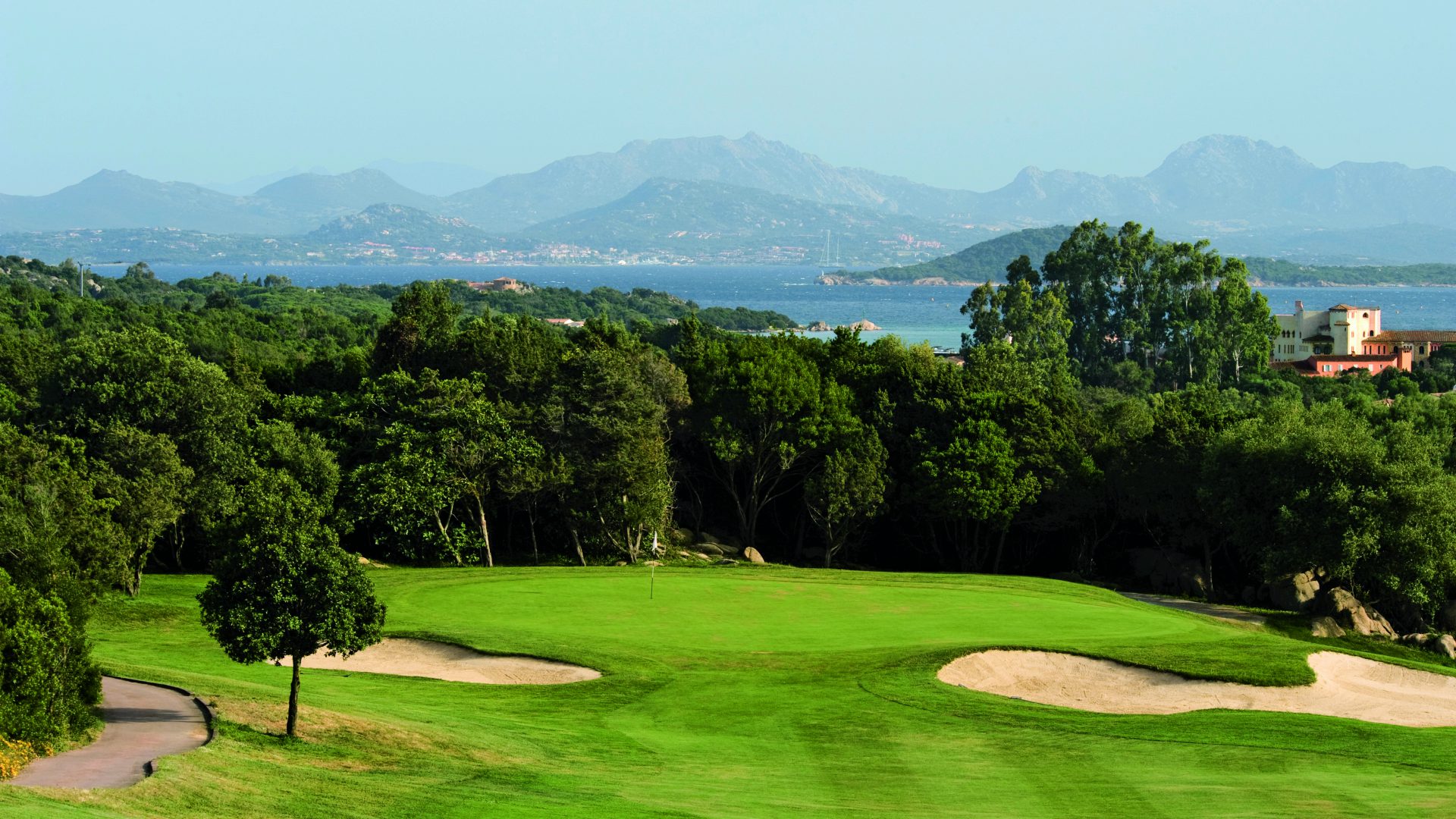 Die Fairways wurden im Auftrag des Ismaeliten-Prinzen Agha Khan an die Costa Smeralda gebaut. Das 10. Loch (Par 3