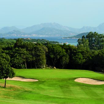 Die Fairways wurden im Auftrag des Ismaeliten-Prinzen Agha Khan an die Costa Smeralda gebaut. Das 10. Loch (Par 3