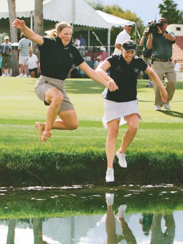  Annika Sorenstam (rechts) gemeinsam mit ihrer Schwester  Charlotta Sorenstam.