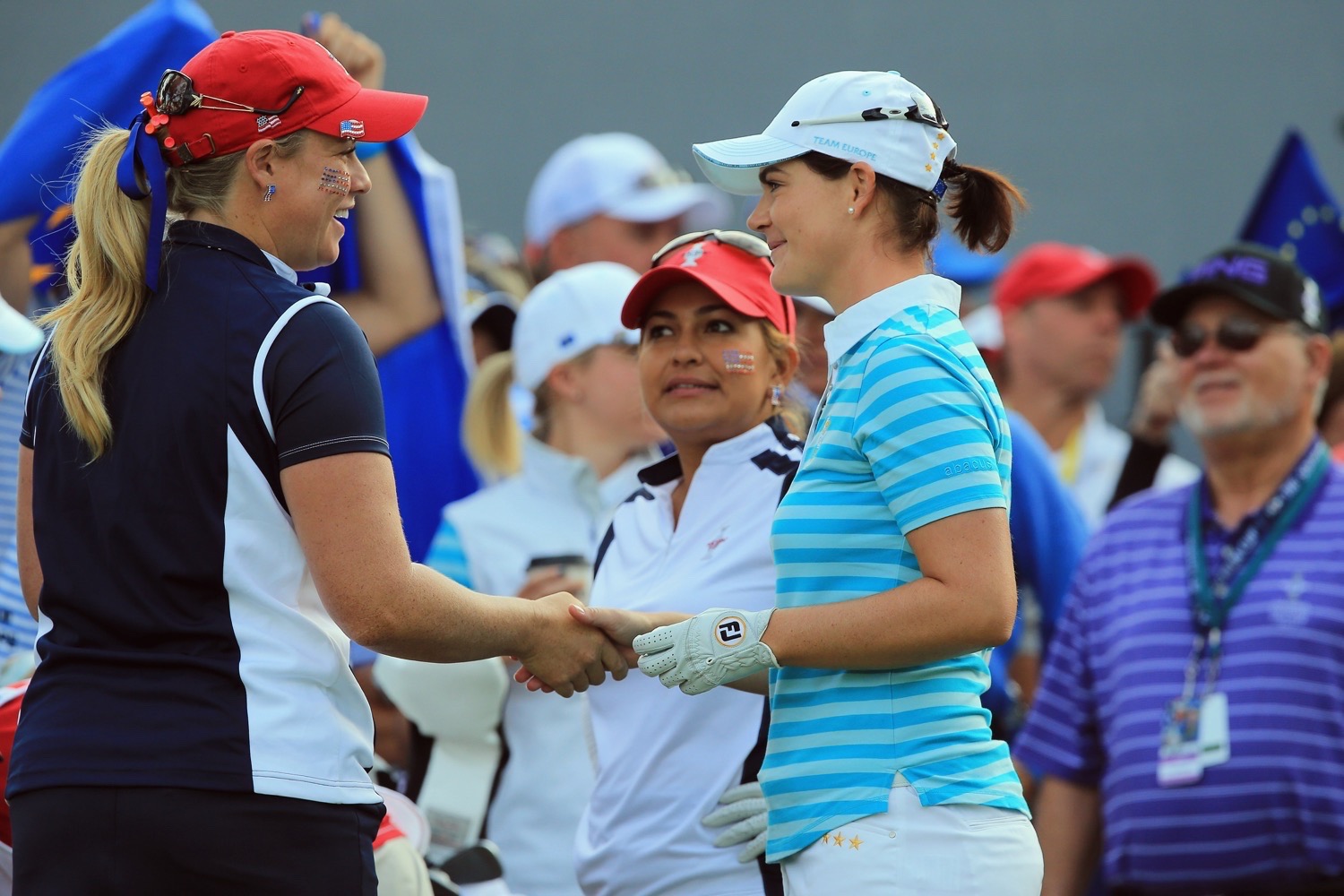 Handshake beim Sollheim Cup 2013: Brittany Lincicome und Caroline Masson.