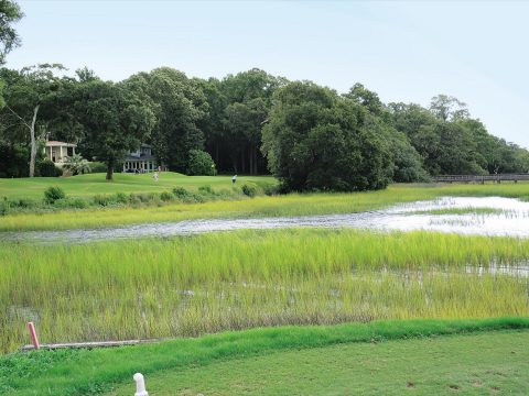 Weit reichen die Ausläufer des Intracoastal Waterway an der 14. Bahn in den Stono Ferry Golf Links hinein. Das zauberhafte Par 3 ist bis zu 140 Meter lang.