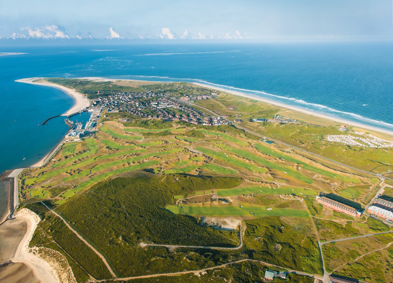 Der zweitbeste Golfplatz Deutschlands aus der Luft fotografiert – der Links Course des GC Budersand Sylt.