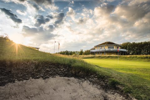  Mit einem gut verteidigten Par 3 vor dem charmanten Clubhaus endet die Runde im Nordsee-GC. 