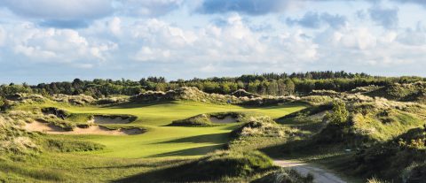 Eines von zahlreichen neuen Signature Holes im GC Föhr: Kurs Blau, Loch 6, Par 3, 136 m von Gelb. 