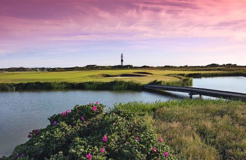   Den GC Sylt zeichnet ein hoher Pflegestandard aus – und natürlich der Blick auf den Leuchturm Kampen/Wenningstedt.