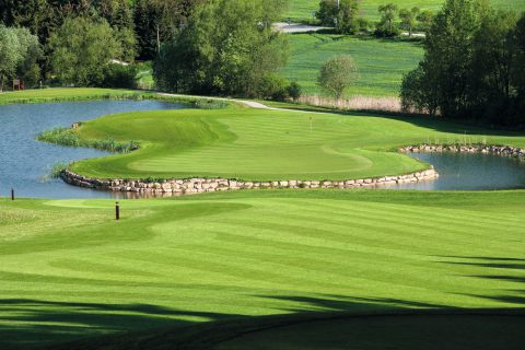 Signature Hole: Loch 12 auf dem Goethe Course
(Par 4, 335 m) ist das wohl spannendste Loch im Resort. Vom Abschlag geht es hinab ins Tal, wo ein
Inselgrün wartet.
