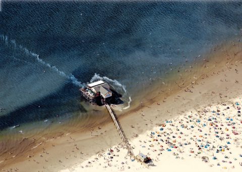  Ein Markenzeichen von Sankt Peter-Ording sind die Pfahlbauten am kilometerlangen Strand, die bei Flut in der Nordsee stehen. 