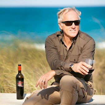 Greg Norman mit einem Glas Wein