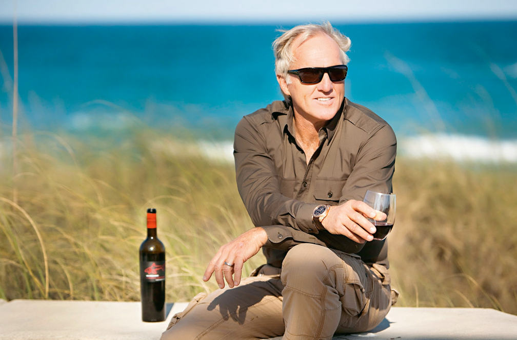 Greg Norman mit einem Glas Wein