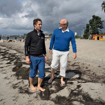 Ortstermin am Neustädter Ostseestrand: GM-Redakteur Kolja Hause (l.) und Michael Waack.