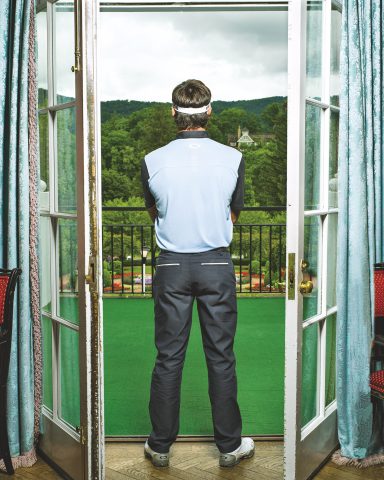 Bubba Watson vor Fenster mit Rücken