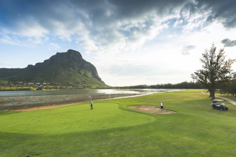 Von der 16 (Par 5, 425 m, Herren), die sich entlang der Lagune schlängelt, hat man einen fantastischen Blick auf den sagenumwobenen Berg Le Morne.