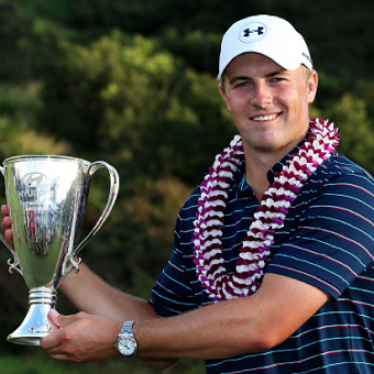 Jordan Spieth mit Trophäe.