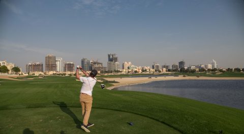 Neben einem spannenden Platzdesign bietet der Els Course auch einen tollen Blick auf die Hochhäuser der "Sport City Dubai".