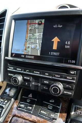 Abschied nehmen! Nach einer Woche in den Vereinigten Arabischen Emiraten führt uns das Navigationssystem unseres Porsches zurück zum Porsche Center nach Dubai.