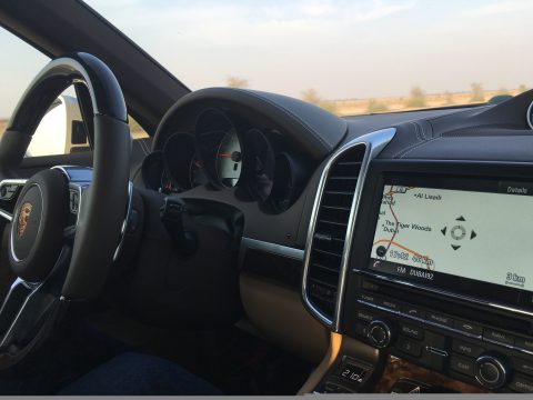 Schauen Sie ganz genau hin. Auf dem Weg nach Dubai taucht auf dem Display des Navigationssystems plötzlich ein berühmter Golfname auf