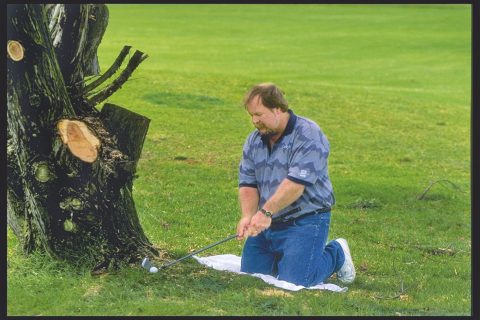 Tourpro Craig Stadler wollte sich die Hose nicht dreckig machen und benutzte ein Handtuch.. Tja, das darf man nicht!