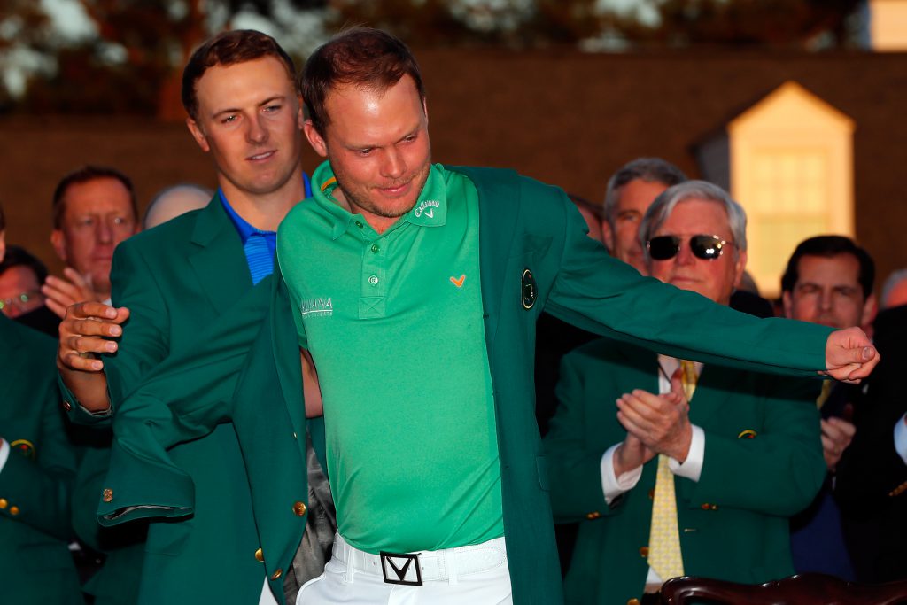 Jordan Spieth konnte seinen Titel nicht verteidigen und musste Danny Willett so in das berühmte grüne Jacket helfen
