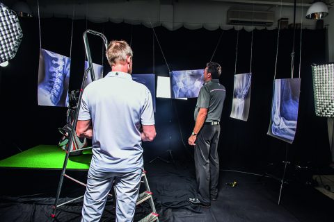 Das Setup im Fotostudio gleicht einer Orthopädiepraxis: Hans-Werner Buhmann (links) und Stefan Quirmbach legen beim Aufbau der Kulisse für das Shooting Hand an.