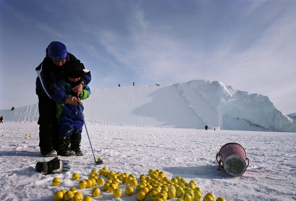 Gute Nachrichten für Golfer in Grönland: Die Schneedecke ist (noch) dicht genug für den Spielbetrieb.