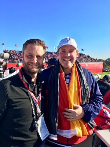 Jan Feigen (r.) aus Hamburg ist Volunteer und Marshall beim Ryder Cup.
