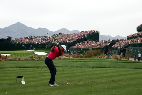 Tiger Woods an Loch 16 im TPC Scottsdale, Arizona. Das meist bejubelte Par 3 der US PGA Tour (Foto Credit: Scott Halleran/Getty Images)