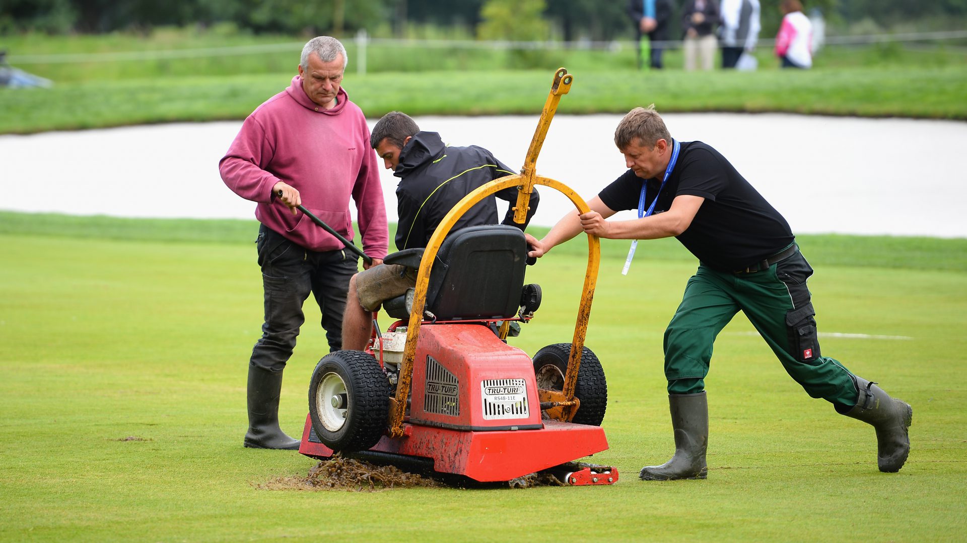 Die Greenkeeper kämpften bei der PEO17 gegen das Wetter.