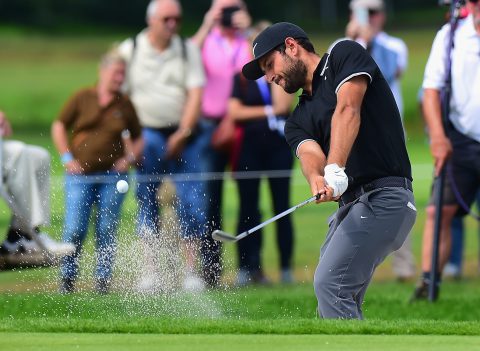 Alexander Levy rettet sich aus Grünbunker an Loch zwei zum Birdie.