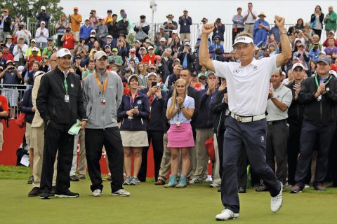 Bernhard Langer ist der beste Senioren-Golfer aller Zeiten STERLING, VA - MAY 28: Bernhard Langer celebrates after winning the Senior PGA Championship at Trump National Golf Club on May 28, 2017 in Sterling, Virginia. (Photo by Rob Carr/Getty Images)