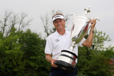 Bernhard Langer ist der beste Senioren-Golfer aller Zeiten STERLING, VA - MAY 28: Bernhard Langer poses with the trophy after winning the Senior PGA Championship at Trump National Golf Club on May 28, 2017 in Sterling, Virginia. (Photo by Rob Carr/Getty Images)