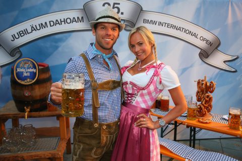 2013 zum 25-jährigen Jubiläum der BMW International Open, tragen Paul Casey und seine Ehefrau Pollyanna Woodward die passende Kleidung.