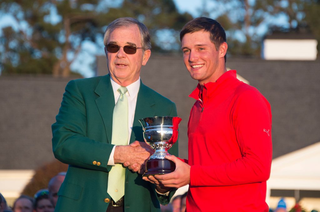 Beim Masters 2016 gewinnt Bryson DeChambeau den Pokal des besten Amateurs.