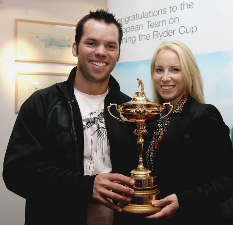 2006 posierte Paul Casey mit seiner damaligen Freundin Jocelyn Hefner mit einem Nachbau der Ryder Cup-Trophäe.