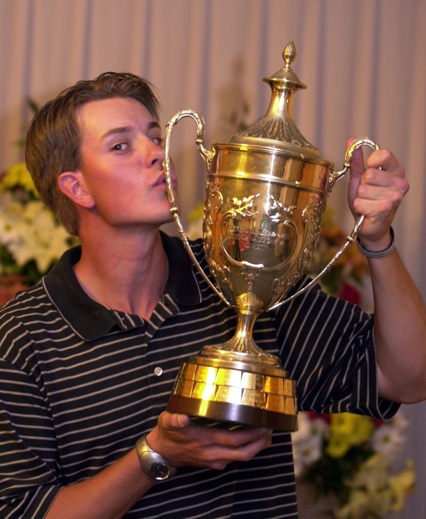 Henrik Stenson mit der Trophäe der Benson & Hedges Intenational Open 2001.