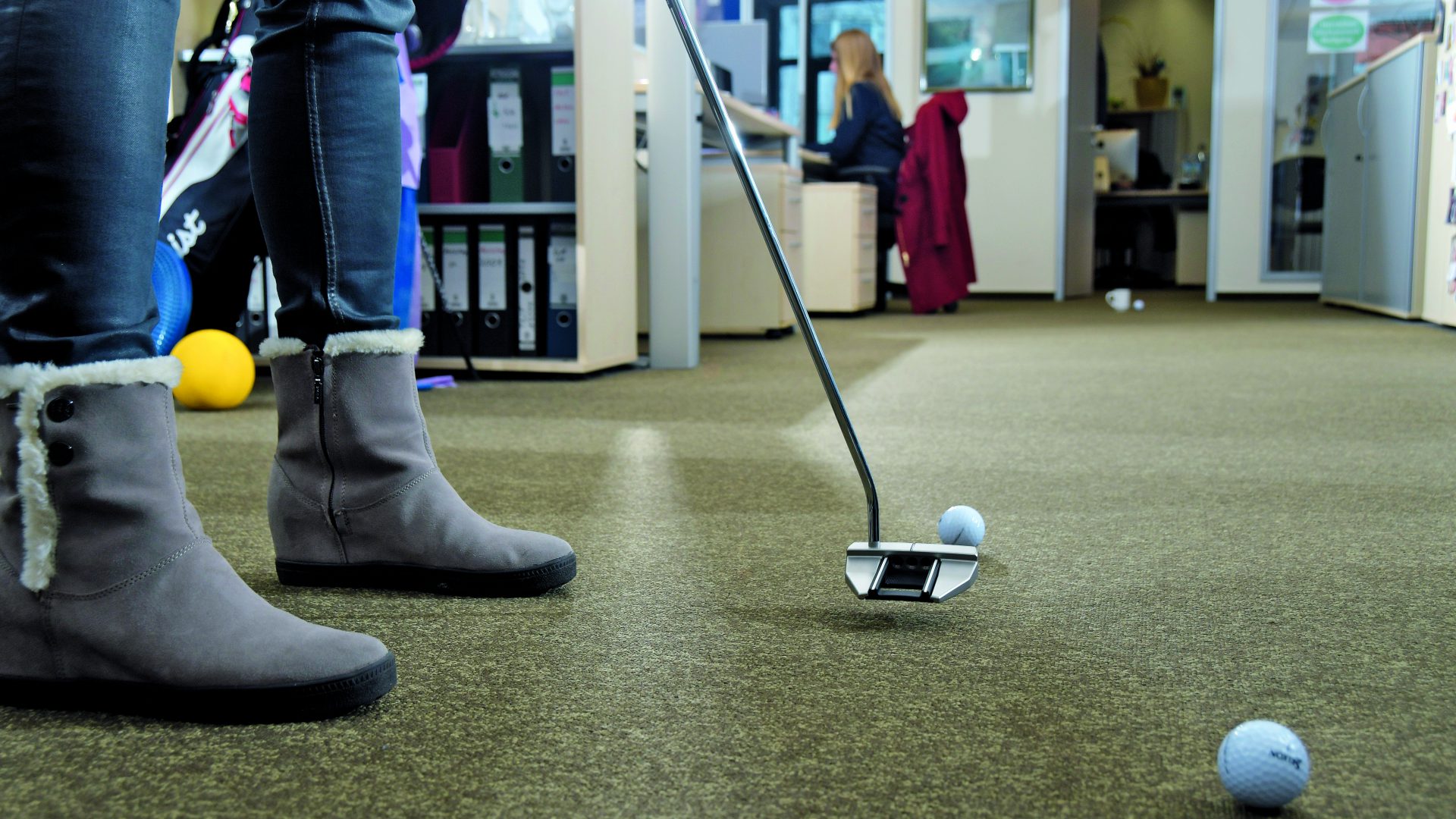 Golftraining im Büro.