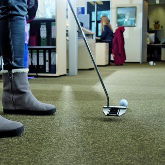 Golftraining im Büro.