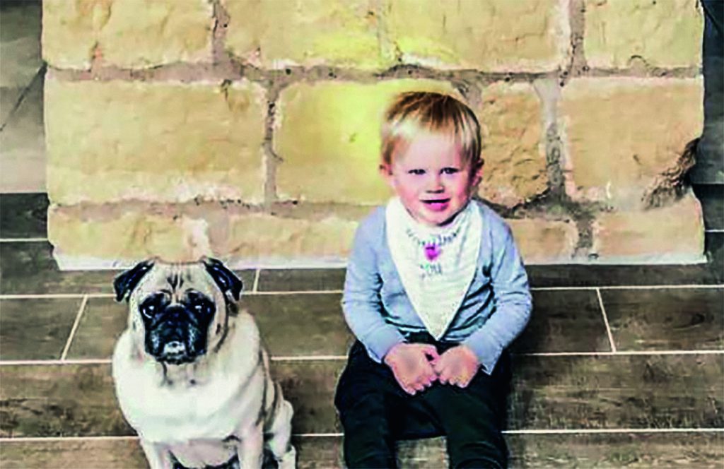 Zachariah James Willett kam im März 2016 kurz vor dem Masters-Sieg seines Vaters zur Welt. Hier posiert Willett Junior neben seinem vierbeinigen Kumpel, Mops „Spike“.