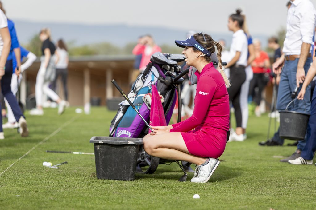Im Vorfeld ihres ersten Charity-Turniers in Deutschland gibt Sandra Gal auf der Driving Range des Mainzer Golfclubs noch konkrete Schwung-Tipps. Das bringt ihr sichtlich Spaß. (Foto: Matthias Gruber/ GruberImages.com)