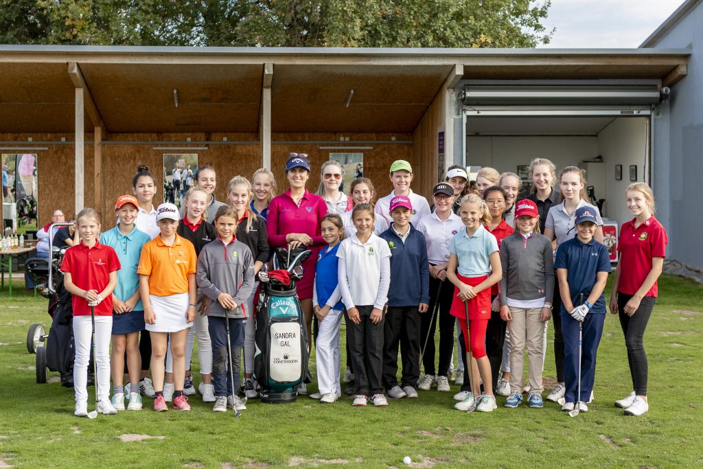 Sandra Ga umringt von den Teilnehmerinnen des "Sandra Gal meets Girls"-Turnier im Mainzer Golfclub. (Foto: Matthias Gruber/ GruberImages.com)