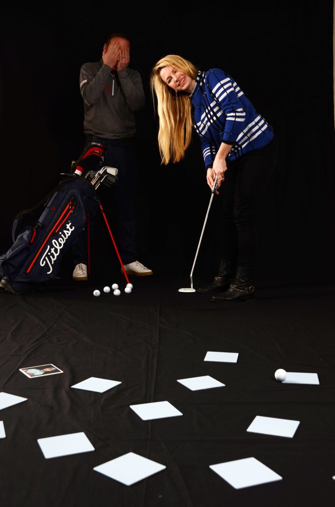Im spielerischen Wettkampf sind Psycho-Tricks erlaubt.Christian Lanfermann (links) kann bei den Putts von GOLF MAGAZIN-Redakteurin Isabel von WIlcke kaum hinsehen. (Foto: Christina Scheunemann)